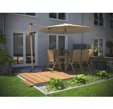 Gartenszene mit Holzterrasse, Essgruppe, Sonnenschirm und Gabionen