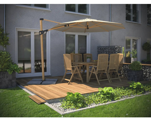 Gartenszene mit Holzterrasse, Essgruppe, Sonnenschirm und Gabionen