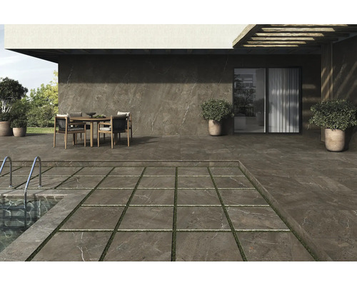 Außenbereich mit Terrassenfliesen, Pool, Sitzgruppe und Bepflanzung