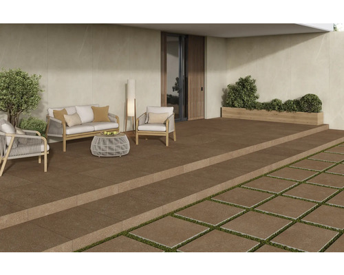 Terrasse mit Gartenmöbeln und Bodenplatten