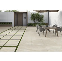 Außenbereich mit Bodenfliesen, Esstisch und Pflanzen