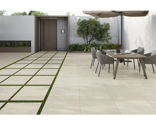 Außenbereich mit Bodenfliesen, Esstisch und Pflanzen