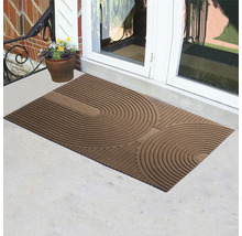 Fußmatte mit kreisförmigem Muster vor einer Haustür