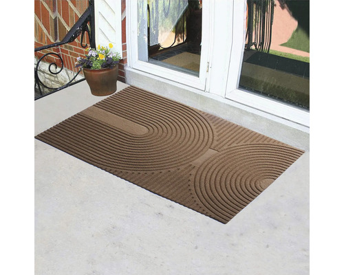 Fußmatte mit kreisförmigem Muster vor einer Haustür