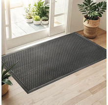 Fußmatte aus Gummi vor einer Terrassentür mit Pflanzen