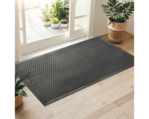 Fußmatte aus Gummi vor einer Terrassentür mit Pflanzen