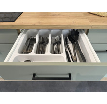 Geöffnete Schublade mit Besteck und Besteckkasten