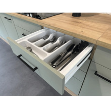 Küchenschublade mit Besteck und Utensilien
