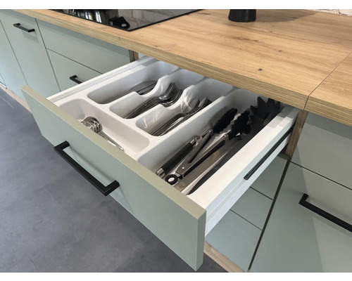 Küchenschublade mit Besteck und Utensilien