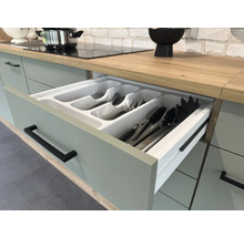 Küchenschublade mit Besteckeinsatz in einem hellen Küchenraum.