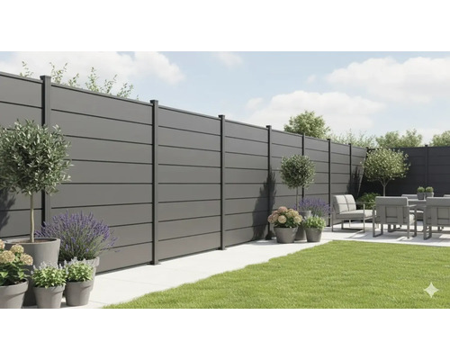 Vue de jardin avec un écran de confidentialité moderne, des meubles de jardin et des plantes décoratives en pots.