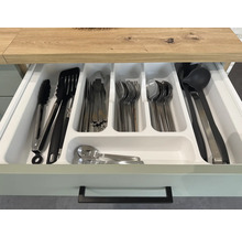 Küchenschublade mit Besteckeinsatz und verschiedenen Küchenutensilien