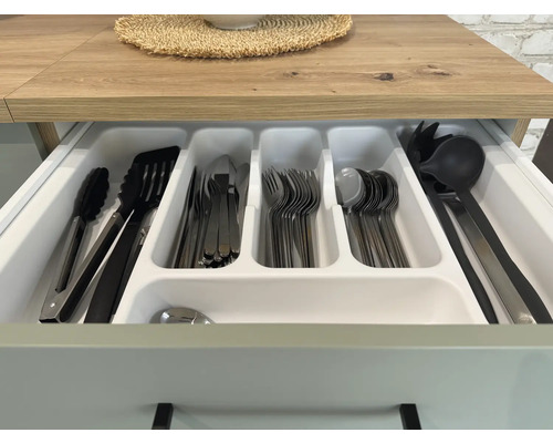Küchenschublade mit Besteck und Küchenutensilien