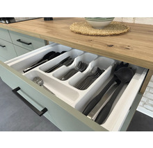 Küchenschublade mit Besteckeinsatz und verschiedenen Besteckteilen