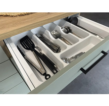 Schublade mit Besteckeinsatz und verschiedenen Küchenutensilien.