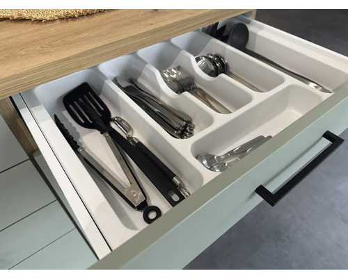 Schublade mit Besteckeinsatz und verschiedenen Küchenutensilien.