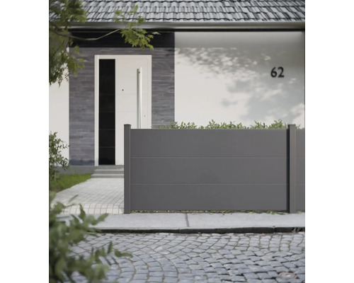 Modernes Haus mit grauer Zaunanlage im Vorgarten.