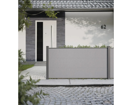 Modernes Wohnhaus mit Einfriedung für den Garten