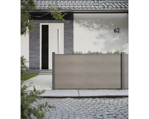 Ein Haus mit einer modernen Zaunanlage, die aus mehreren horizontalen Elementen besteht.