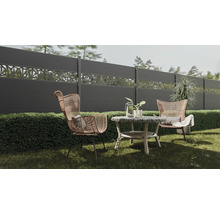 Jardin avec clôture d'intimité, chaises en rotin et table de jardin