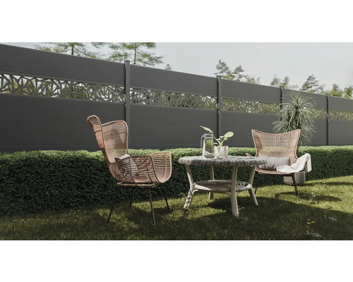 Jardin avec clôture d'intimité, chaises en rotin et table de jardin