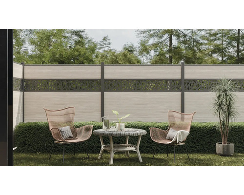 Scène avec clôture de jardin, deux chaises et une table sur une pelouse.