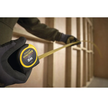 Mètre à ruban Stanley Fatmax d'une longueur de 5 mètres en main