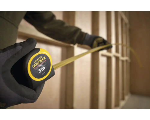Mètre à ruban Stanley Fatmax d'une longueur de 5 mètres en main