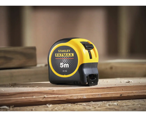 Mètre à ruban Stanley Fatmax d'une longueur de 5 mètres sur une poutre en bois