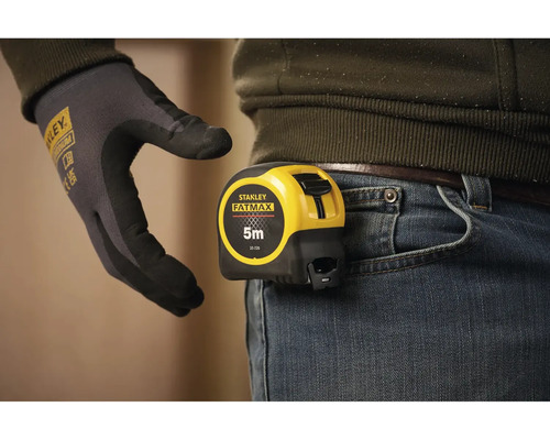 Mètre ruban Stanley Fatmax d'une longueur de cinq mètres fixé à la ceinture du pantalon