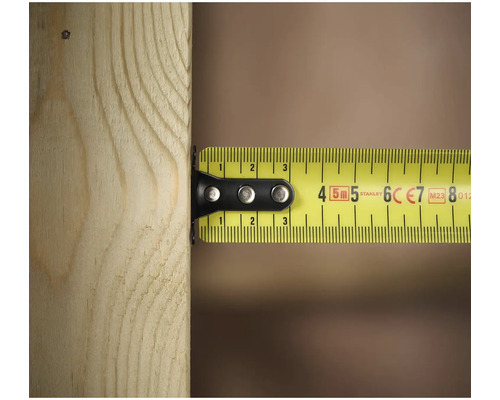 Un mètre à ruban jaune mesure un morceau de bois