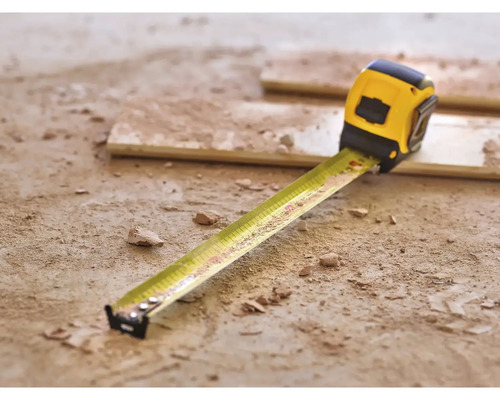 Mètre à ruban jaune sur le sol