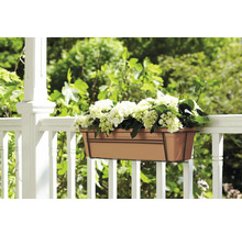 Blumenkasten mit Halterung an einem Geländer mit Hortensien bepflanzt