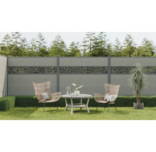 Scène de jardin avec clôture, deux chaises et une table sur une pelouse