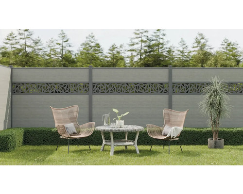 Scène de jardin avec clôture, deux chaises et une table sur une pelouse