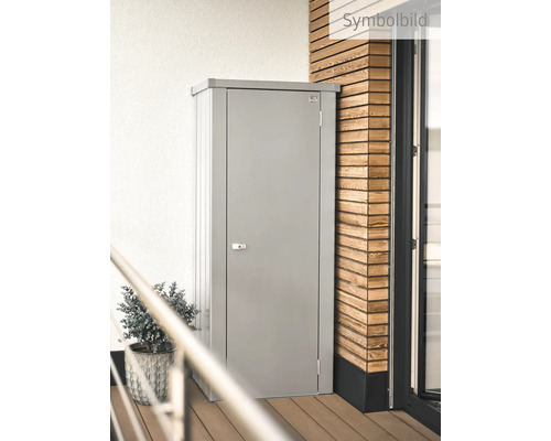 Geräteschrank aus Metall auf einer Terrasse