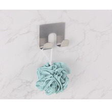 Duschschwamm hängt an einem Edelstahl Wandhaken