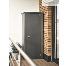 Geräteschrank aus Metall auf einer Terrasse