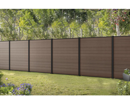 Gartenszene mit Holzzaun und Metallpfosten