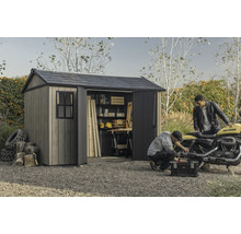 Gartenschuppen mit geöffneten Türen, Motorrad und zwei Personen