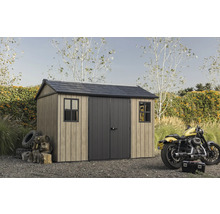 Gartenschuppen mit Doppeltür und Fenstern neben einem Motorrad und Autoreifen