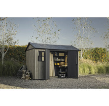 Gartenschuppen mit geöffneten Türen, Werkzeugen und Holzregalen