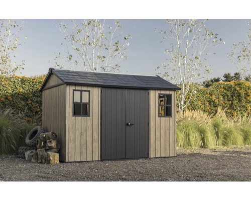 Gartenhaus mit Doppeltür und Fenstern im Garten