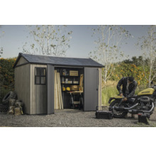 Geräteschuppen mit geöffneten Türen, Werkzeug und Motorrad im Garten