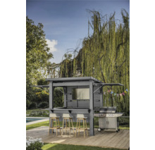 Outdoor-Bar mit Grill und Hockern im Garten