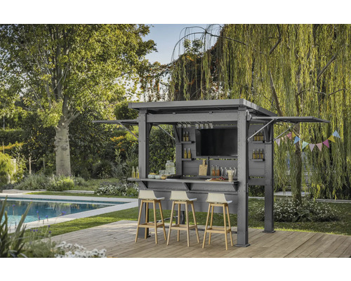 Im Garten steht ein Pavillon mit Bar, Hocker und Dekoration neben einem Swimmingpool.