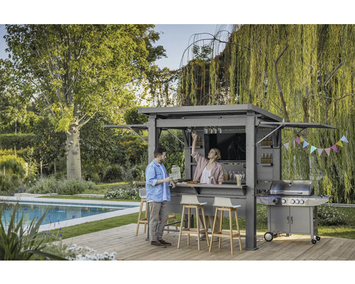 Szene mit Grillpavillon, Grill und zwei Personen im Garten