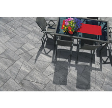 Terrasse avec pavés, table et chaises