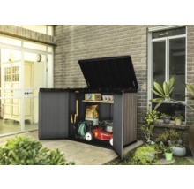 Geöffneter Geräteschrank mit Gartengeräten und Rasenmäher