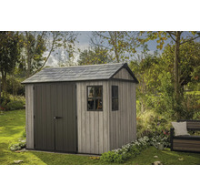 Gartenschuppen aus Kunststoff mit Fenster im Garten